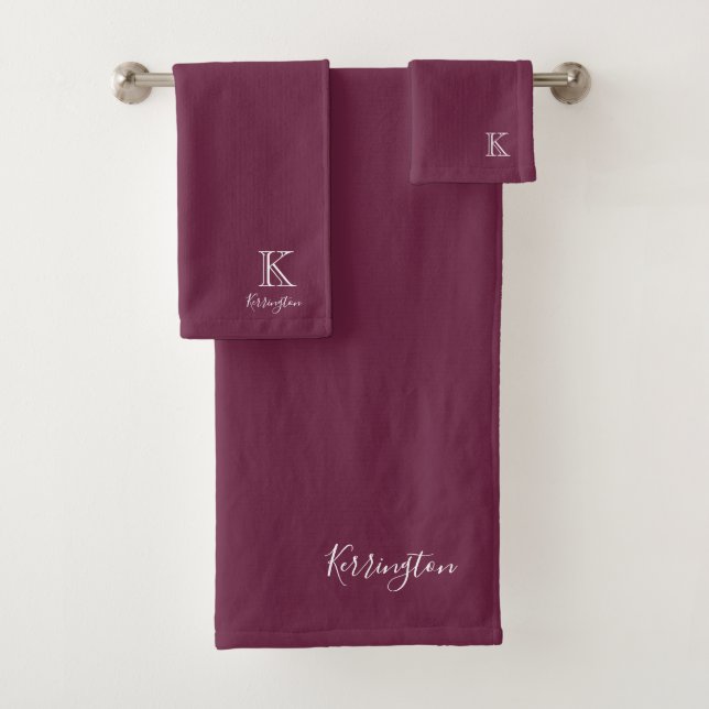 Minimale Monogramm-Farbmatch-Moosbeere des Namen-| Badhandtuch Set (Insitu)