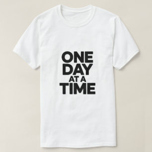 Minimale Motivationszitat Ein Tag nach dem anderen T-Shirt