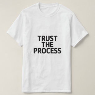 Minimale Motivationszitat Vertraue dem Prozess  T-Shirt