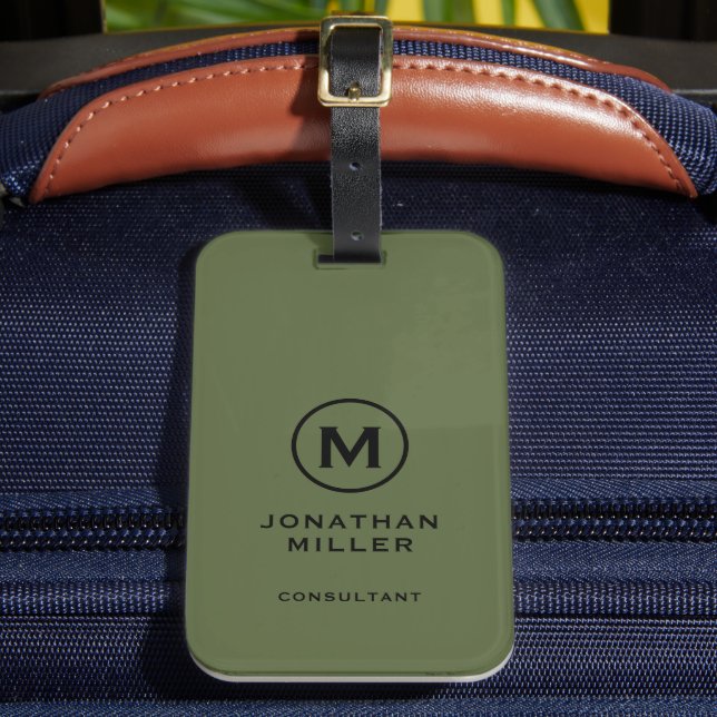 Minimale Olive Green Classic Typografy Monogram Gepäckanhänger (Vorderseite Insitu 2)
