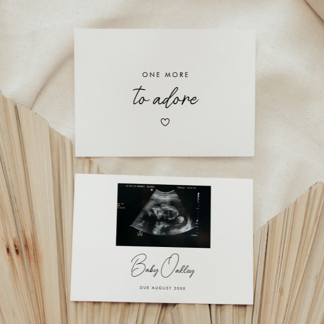 Minimale Schrift "One More to Adore" Baby Schwange Ankündigung (Von Creator hochgeladen)