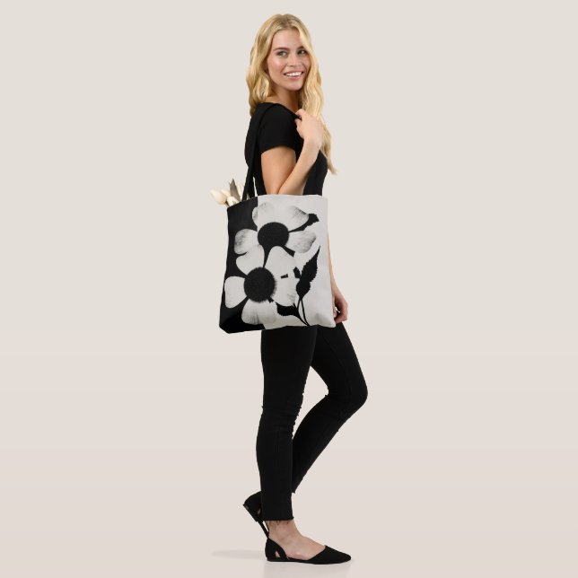 Minimale Schwarz-Weiß-Blumenmuster (Am Model)