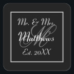 Minimale Schwarz-Weiß-Gastgeschenk Hochzeit Quadratischer Aufkleber<br><div class="desc">Moderne Eleganz mit unserem schicken HochzeitsDankeschön für Aufkleber. Der minimalistische Reiz dieser Aufkleber wird durch ein elegantes Schwarz-Weiß-Design unterstrichen, das Ihnen eine Touch zeitgenössischer Klasse anbietet. Personalisieren Sie sie weiter, indem Sie Ihre Initialen oder Monogramme einbinden und diese Aufkleber in einen maßgeschneiderten Ausdruck der Dankbarkeit verwandeln. Erhöhen Sie Ihre Gastgeschenke...</div>
