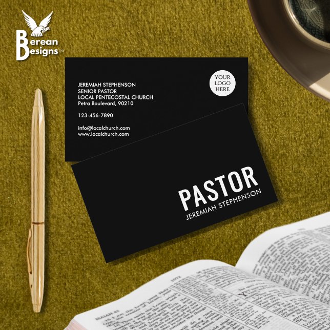 Minimale Schwarz-Weiß-Logo-QR-Code PASTOR Visitenkarte (Stylish PASTOR business card in black and white with customizable QR code and logo.)
