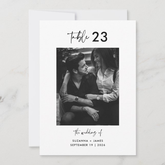 Minimale Schwarz-weiße Kalligraphie-Tischnummer Einladung (Vorderseite)