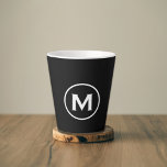 Minimale Schwarz-weiße Monogramm Milchtasse<br><div class="desc">Einfaches mit Monogramm Design in modernem minimalistischem Stil in einer Schwarz-Weiß-Farbpalette; ein einfaches,  berufliches Design,  das leicht mit dem Monogramm-Initial aktualisiert werden kann.</div>