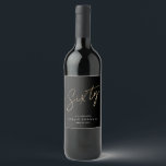 Minimale Script Black 0. Geburtstagsparty Weinetikett<br><div class="desc">Moderne minimalistische 60. Geburtstagsfeier Einladung mit stilvollen Imitate Gold-Folie Nummer handgeschriebene Drehbuch Sixty und Ihr Party Details in klassischen Serif-Schriftart auf schwarzem Hintergrund,  einfach und elegant,  große Überraschung Erwachsenenstein Geburtstagseinladung für Männer und Frauen. Die schwarze Hintergrundfarbe kann in eine beliebige Farbe geändert werden.</div>