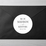 Minimale und elegante Schwarz-Weiß-Monogramm-Hochz Runder Aufkleber<br><div class="desc">Einfach modern und Minimalistisch | Wedding Classic Round Sticker Diese elegante,  moderne Hochzeitsnacht,  die für Aufkleber steht,  zeichnet sich durch ein einfaches Schwarz-Weiß-Design aus,  das minimalistischen Stil ausstrahlt. Fügen Sie Ihre Initialen oder Monogramme hinzu,  um sie komplett zu Ihrem eigenen zu machen.</div>
