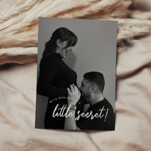 Minimale und moderne 'Little Secret' Foto Schwange Ankündigung