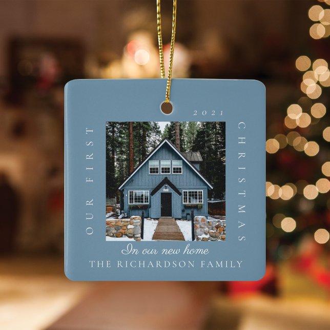 Minimale Weihnachten in unserem neuen Zuhause 2 Fo Keramikornament (Von Creator hochgeladen)