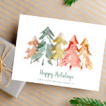 Minimale Weihnachtsbaumen Wasserfarbe Feiertagspostkarte<br><div class="desc">Wünschen Sie Ihren Freunden und der Familie einen angenehmen Urlaub mit diesem schönen minimalistischen Design, bestehend aus einer Wasserfarbe abstrakt von Kiefern in gedämpftem Grün, Rot, Gold und Orange. Sie können den Gruß ("Happy Holidays", "Frohe Weihnachten, "Grüße der Jahreszeit" usw.) und Ihren Familiennamen vorne und Ihre Rücksendeadresse auf der Rückseite...</div>