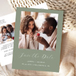 Minimaler 2-Foto-Script-Sage Save the Date grün Ankündigungspostkarte<br><div class="desc">Diese einfache, minimalistische Save the Date Postkarte weist ein quadratisches Foto über den Worten "Save the Date" in elegantem, weißem Schriftsatz auf, gefolgt von den Namen der Ehepaare, dem Hochzeitstag und der Stadt in sans serif Schriftart auf einem sage grünen Hintergrund. Fügen Sie ein zweites, horizontales Foto und eine ausführlichere...</div>