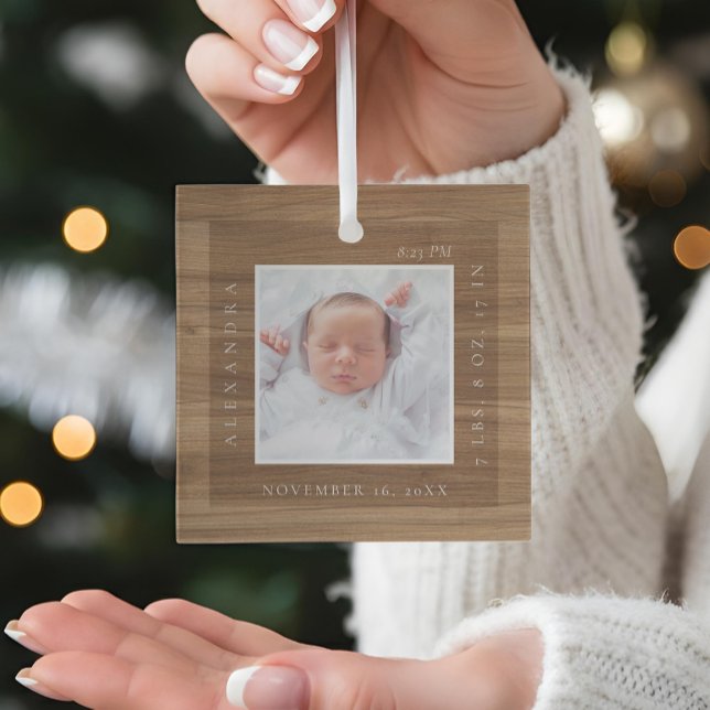 Minimaler Babyname & Geburtsstat Foto Woodgrain Ornament Aus Glas (Minimal Baby Name & Birth Stats Photo Woodgrain Glass Ornament)