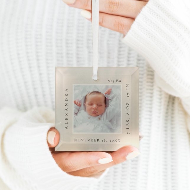 Minimaler Babyname und Geburtsstat Foto Keepake Ornament Aus Glas (Minimal Baby Name & Birth Stats Photo Keepsake Glass Ornament)