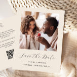 Minimaler Foto Beige QR-Code Save the Date Ankündigungspostkarte<br><div class="desc">Diese einfache, minimalistische Save the Date Postkarte weist ein quadratisches Foto über den Worten "Save the Date" in elegantem, weißem Schriftsatz auf, gefolgt von den Namen der Ehepaare, dem Hochzeitstag und der Stadt in sans serif Schriftart auf beige Hintergrund. Fügen Sie eine detailliertere Nachricht mit weiteren Informationen auf der Rückseite,...</div>
