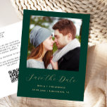 Minimaler Foto Emerald Green QR-Code Save the Date Ankündigungspostkarte<br><div class="desc">Diese einfache, minimalistische Save the Date Postkarte weist ein quadratisches Foto über den Worten "Save the Date" in elegantem goldfarbenem Handschriftenschreiben auf, gefolgt von den Namen der Ehepaare, dem Hochzeitstag und der Stadt in sans serif Schriftart auf einem smaragdgrünen Hintergrund. Fügen Sie eine detailliertere Nachricht mit weiteren Informationen auf der...</div>