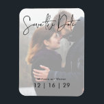 Minimaler Foto Hochzeit Speichern Sie das Datum Po Magnet<br><div class="desc">Dieses Design ist minimal,  das Foto des Paares wird mit einem weißen,  transparenten Overlay hervorgehoben. Erstellt von der einfachen Farmhouse Press.</div>