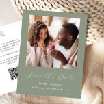 Minimaler Foto-Sage Green QR-Code Save the Date Ankündigungspostkarte<br><div class="desc">Diese einfache, minimalistische Save the Date Postkarte weist ein quadratisches Foto über den Worten "Save the Date" in elegantem, weißem Schriftsatz auf, gefolgt von den Namen der Ehepaare, dem Hochzeitstag und der Stadt in sans serif Schriftart auf einem sage grünen Hintergrund. Fügen Sie eine detailliertere Nachricht mit weiteren Informationen auf...</div>
