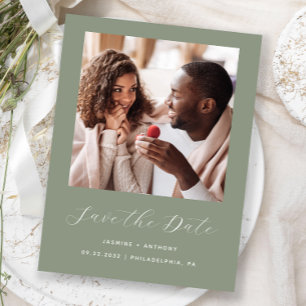 Minimaler Foto Script Sage Green Save the Date Ankündigungspostkarte