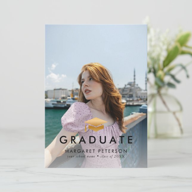 Minimaler Gold Grad Cap Foto Collage Abschluss Ankündigung (Stehend Vorderseite)