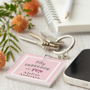 Minimaler moderner fünfzig fabulöser lustiger rosa schlüsselanhänger