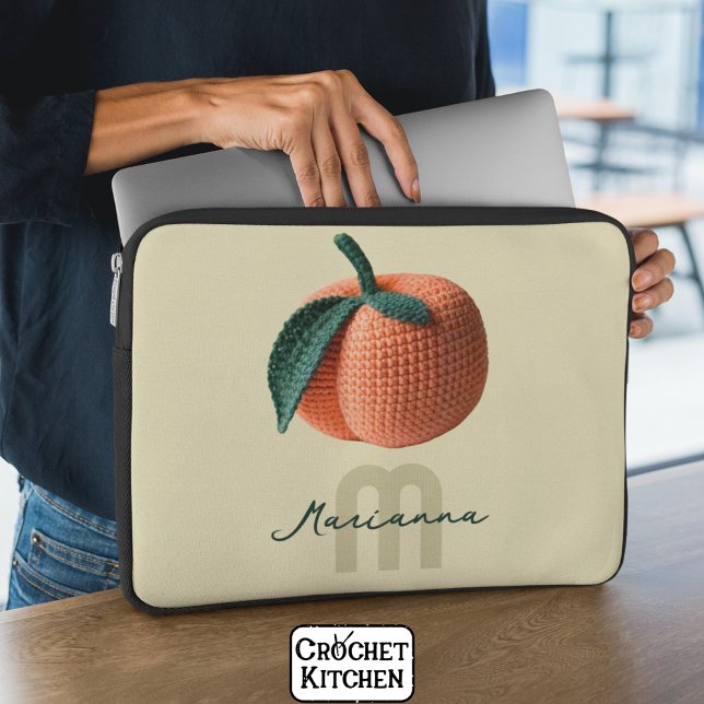 Minimaler Monogrammname Moderner Crochet Peach Laptopschutzhülle (Von Creator hochgeladen)