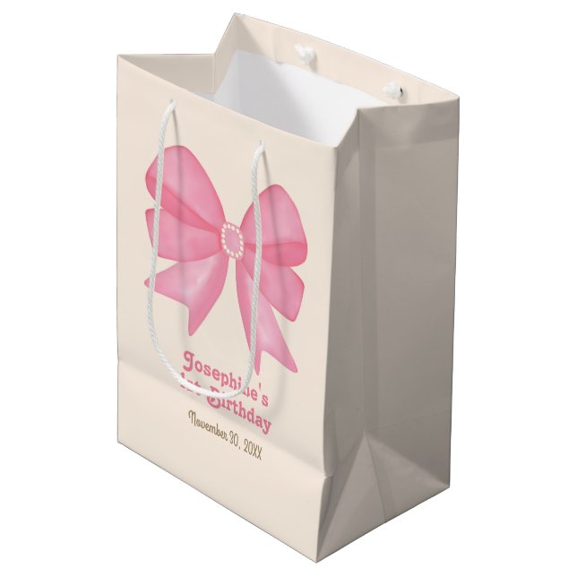 Minimaler Niedlicher Pink Bow Geburtstag Mittlere Geschenktüte (Vorderseite Schrägansicht)