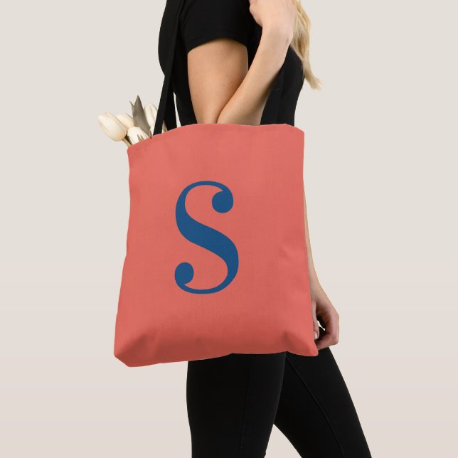 Minimaler Orange mit großer Navy Blue Monogram (Von Nahem)