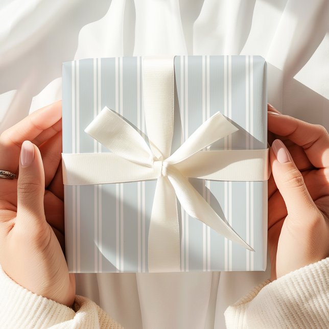 Minimaler Pastel Blue Stripe Geschenkpapier (Von Creator hochgeladen)