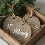 Minimaler Rustikaler Bauernhof Burlap Personalisie Keramik Ornament<br><div class="desc">Genießen Sie den Charme der rustikalen Eleganz mit unseren minimalen Imitats in geschliffenen Ornamenten. Dieses wunderschön gestaltete Dekor besticht durch eine realistische Einbruchstruktur und eine Touch von Wärme und Einfachheit in Ihrem Urlaubsstil. Dieses Ornament mit einem Namen, der in der Mitte sichtbar ist und in einem hellen Schriftart im Stile...</div>