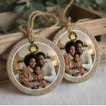 Minimaler Rustikaler Bauernhof Burlap Personalisie Keramik Ornament<br><div class="desc">Genießen Sie den Charme der rustikalen Eleganz mit unseren minimalen Imitats in geschliffenen Ornamenten. Dieses geschmackvoll gestaltete Ornament besticht durch eine realistische Einbruchstruktur und eine Touch von Wärme und Einfachheit in Ihrem Urlaubsstil. Personalisieren Sie dieses Ornament mit einem Foto auf der Vorder- und Rückseite zusammen mit einem Namen, der prominent...</div>