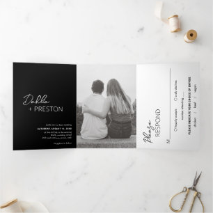 Minimaler schwarzer QR-Code Moderne Hochzeit Dreifach Gefaltete Einladung