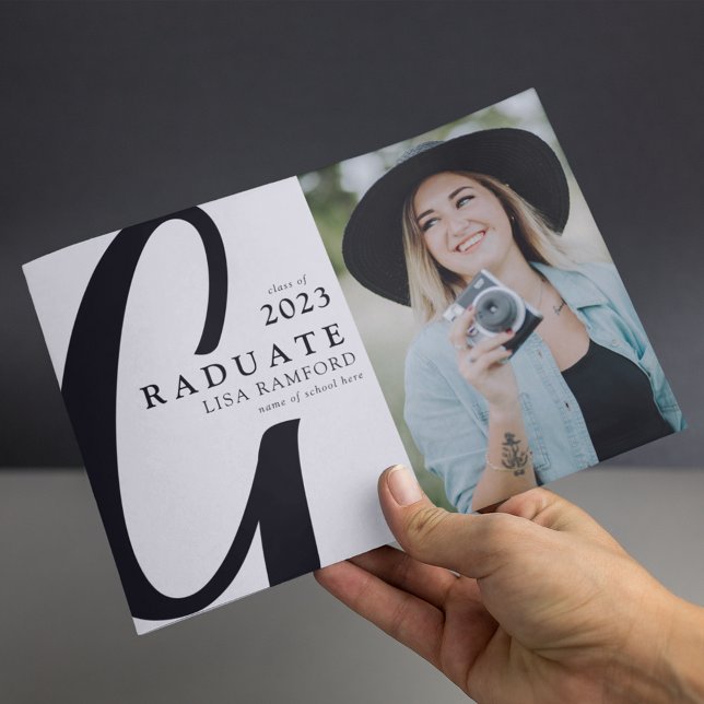 Minimaler Script Graduate Foto Abschluss Ankündigung (Von Creator hochgeladen)