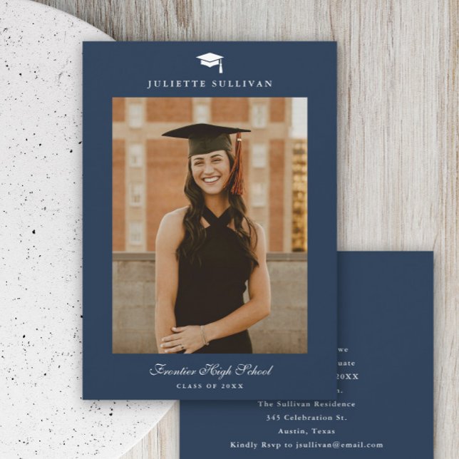 Minimaler Typ Foto Abschluss Ankündigung (Simple typography navy blue photo graduation invitation.)