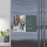 Minimaler Weihnachtswald Grünes Foto Magnetkarte<br><div class="desc">Eine stilvolle, moderne Foto-Flachgrusskarte mit einem minimalistischen Schriftzeichen-Zitat "alles ist fröhlich und hell" gepaart mit einem handgeschriebenen Schriftart für Ihren Familiennamen in Weiß mit einer dunkelwaldgrünen Farbe in einem skandinavischen Stil. Der Gruß, Name und Jahr lassen sich einfach für eine persönliche Touch anpassen. Ein trendiges, minimalistisches und zeitgenössisches Design, das...</div>