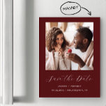 Minimales Burgundy Red Foto Save the Date Magneteinladung<br><div class="desc">Diese einfache,  minimalistische Save the Date magnetische Einladung enthält ein quadratisches Foto über den Worten "Save the Date" in eleganter Schrift,  gefolgt von den Namen der Ehepaare,  dem Hochzeitstag und der Stadt in sans serif Schriftart auf bordeauxrotem Hintergrund.</div>