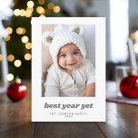 Minimales Foto Bestes Jahr und Moderne Weihnachten<br><div class="desc">Verwenden Sie ein quadratisches Foto und machen Sie ein einzigartiges und trendiges fröhliches Weihnachtsgrüßen mit einem rustikalen karierten Muster auf der Rückseite. Wenn Sie etwas bewegen möchten,  klicken Sie auf die Schaltfläche Anpassen,  um Änderungen vorzunehmen.</div>