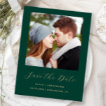 Minimales Foto Emerald Green Gold Save the Date Ankündigungspostkarte<br><div class="desc">Diese einfache, minimalistische Save the Date Postkarte weist ein quadratisches Foto über den Worten "Save the Date" in elegantem goldfarbenem Handschriftenschreiben auf, gefolgt von den Namen der Ehepaare, dem Hochzeitstag und der Stadt in sans serif Schriftart auf einem smaragdgrünen Hintergrund. Fügen Sie zusammen mit Ihrer Rücksendeadresse eine detailliertere Nachricht mit...</div>