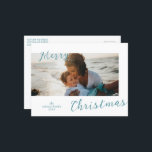 Minimales Foto Moderne Weihnachten<br><div class="desc">Moderne Weihnachtspostkarte mit einem schlichten und minimalen Design mit "Frohe Weihnachten" in einer lustigen aqua-blauen Schrift Typografie,  die Ihr Lieblings-Landschaft-Foto leicht überlappen.</div>