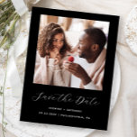 Minimales Foto Save the Date schwarz Ankündigungspostkarte<br><div class="desc">Diese einfache, minimalistische Save the Date Postkarte weist ein quadratisches Foto über den Worten "Save the Date" in elegantem, weißem Schriftsatz auf, gefolgt von den Namen der Ehepaare, dem Hochzeitstag und der Stadt in sans serif Schriftart auf schwarzem Hintergrund. Fügen Sie zusammen mit Ihrer Rücksendeadresse eine detailliertere Nachricht mit weiteren...</div>
