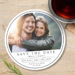 Minimales modernes Foto Save the Date Schwarz-weiß Runder Pappuntersetzer<br><div class="desc">Minimal Modern Foto Schwarz-weiße Untersetzer bieten eine einfache, moderne Save the Date Hochzeitsankündigung mit Ihrem Lieblings-Foto an der Spitze und Text "Save the Date" in moderner, kühner Typografie. Im Folgenden fügen Sie Ihre Namen, den Ort der Hochzeit, das Hochzeitstag und weitere Informationen wie "formelle Einladung zu folgen". Erstellt von Evco...</div>
