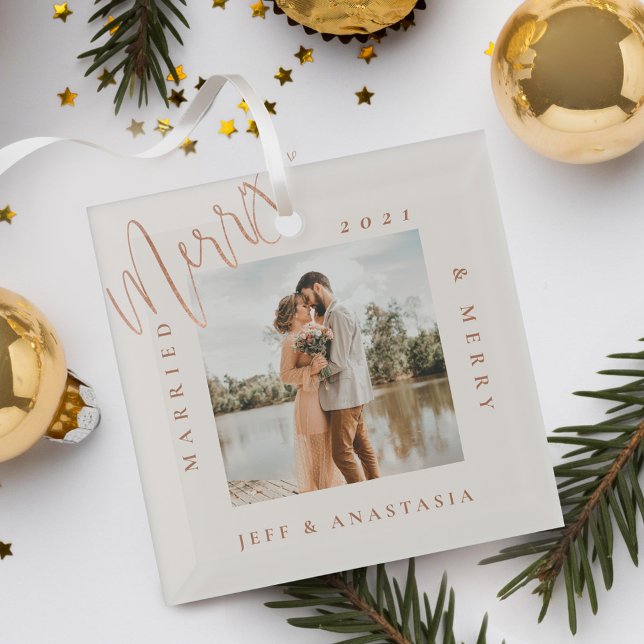 Minimales modernes Verheiratet- & Merry-Gold-Scrip Ornament Aus Glas (Minimal Modern Married & Merry Gold Script Photo Glass Ornament)