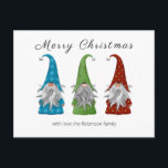 Minimales Personalisiertes Gonk Weihnachts-Foto Postkarte<br><div class="desc">Schicken Sie Ihren Freunden und Ihrer Familie dieses wunderschöne, vereinfachende Weihnachts-Foto Postkarte diesen Urlaub. Mit 3 Gonks / Gnome, der Text "MERRY CHRISTMAS" und der Familienname. Die Rückseite der Postkarte hat eine Textvorlage, die lautet "WAS EIN JAHR!, Eine weltweite Pandemie, Zuhause-Schulungen, Arbeiten aus Zuhause, Isolierung, Gesichtsmasken, Handanitisierer, Panikkkauf, ein Loo...</div>