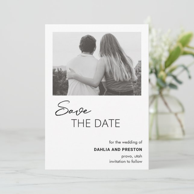 Minimales Schwarz-Weiß-Foto Moderne Hochzeit Save The Date (Stehend Vorderseite)