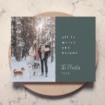 Minimales weihnachtliches skandinavisches Forest G Feiertagskarte<br><div class="desc">Eine stilvolle, moderne Foto-Flachgrusskarte mit einem minimalistischen Schriftzeichen-Zitat "alles ist fröhlich und hell" gepaart mit einem handgeschriebenen Schriftart für Ihren Familiennamen in Weiß mit einer dunkelwaldgrünen Farbe in einem skandinavischen Stil. Die Begrüßung, Name, Jahr und Nachricht können einfach für eine persönliche Touch angepasst werden. Ein trendiges, minimalistisches und zeitgenössisches Design,...</div>