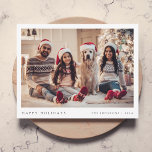 Minimales Weihnachtsfest-Foto | Modernes Familienp Feiertagskarte<br><div class="desc">Eine stilvolle Foto-Grußkarte mit klassischer Typografie "Happy Holidays" in Schwarz auf einem schlichten, minimalistisch-weißen Hintergrund mit weißer Grenze. Foto, Name und Gruß lassen sich einfach für eine persönliche Touch anpassen. Ein einfaches, minimalistisches und zeitgenössisches Weihnachtsdesign, das sich in dieser Urlaubssaison auszeichnet! Das abgebildete Bild dient nur zur Veranschaulichung, um durch...</div>