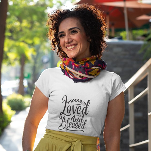 Minimalismus Schwarz-weiß Lose und gesegnet T-Shirt (You are always loved and blessed)