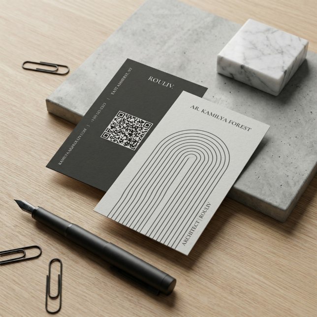 Minimalist Architectural Arch with QR Code Visitenkarte (Minimalist Architectural Arch Business Card with QR Code | Stone Grey & Charcoal Quiet Luxury)