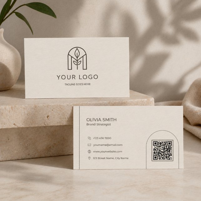 Minimalist Beiges Modernes Bogen-Logo QR-Code Visitenkarte (Minimalist Beige Arch QR Code Business Card for Interior Designers & Creatives)