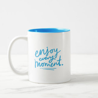 Minimalist Clean White Blue Enjoy Every Moment Zweifarbige Tasse